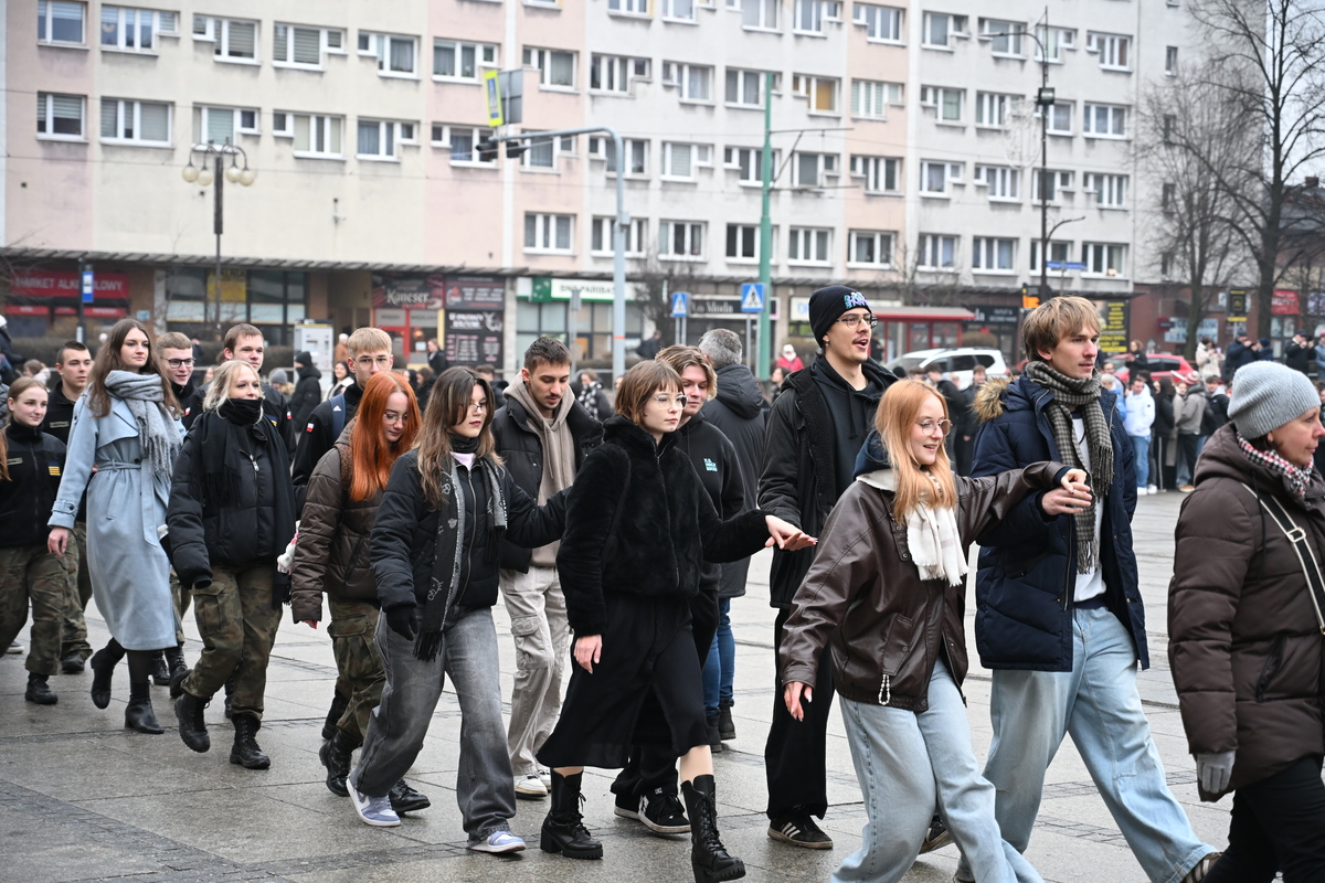 Maturzyści zatańczyli poloneza na rynku w Rudzie Śląskiej / fot. Marek Faber