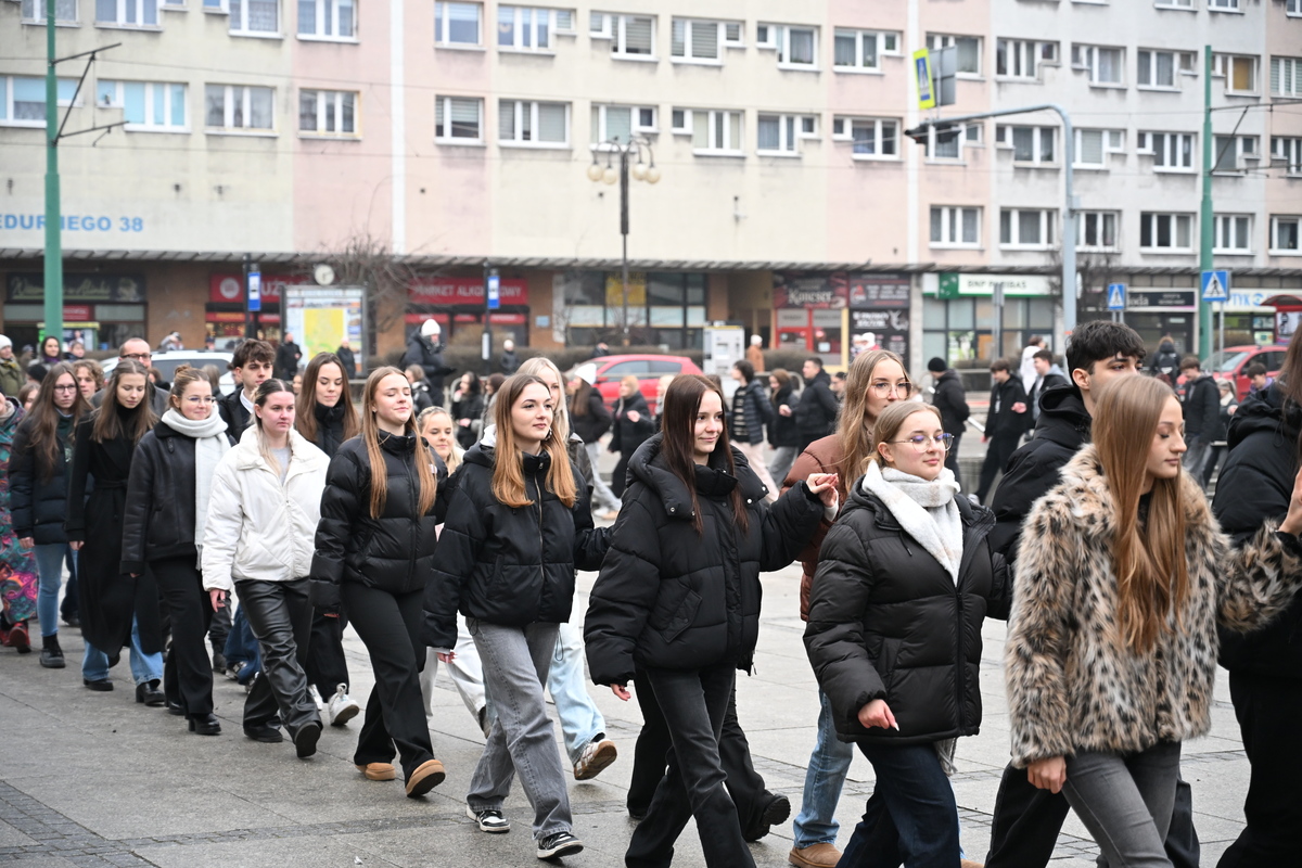 Maturzyści zatańczyli poloneza na rynku w Rudzie Śląskiej / fot. Marek Faber