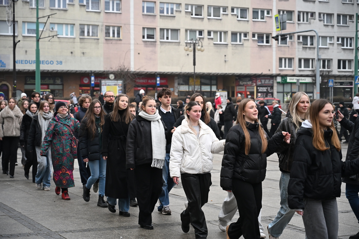 Maturzyści zatańczyli poloneza na rynku w Rudzie Śląskiej / fot. Marek Faber