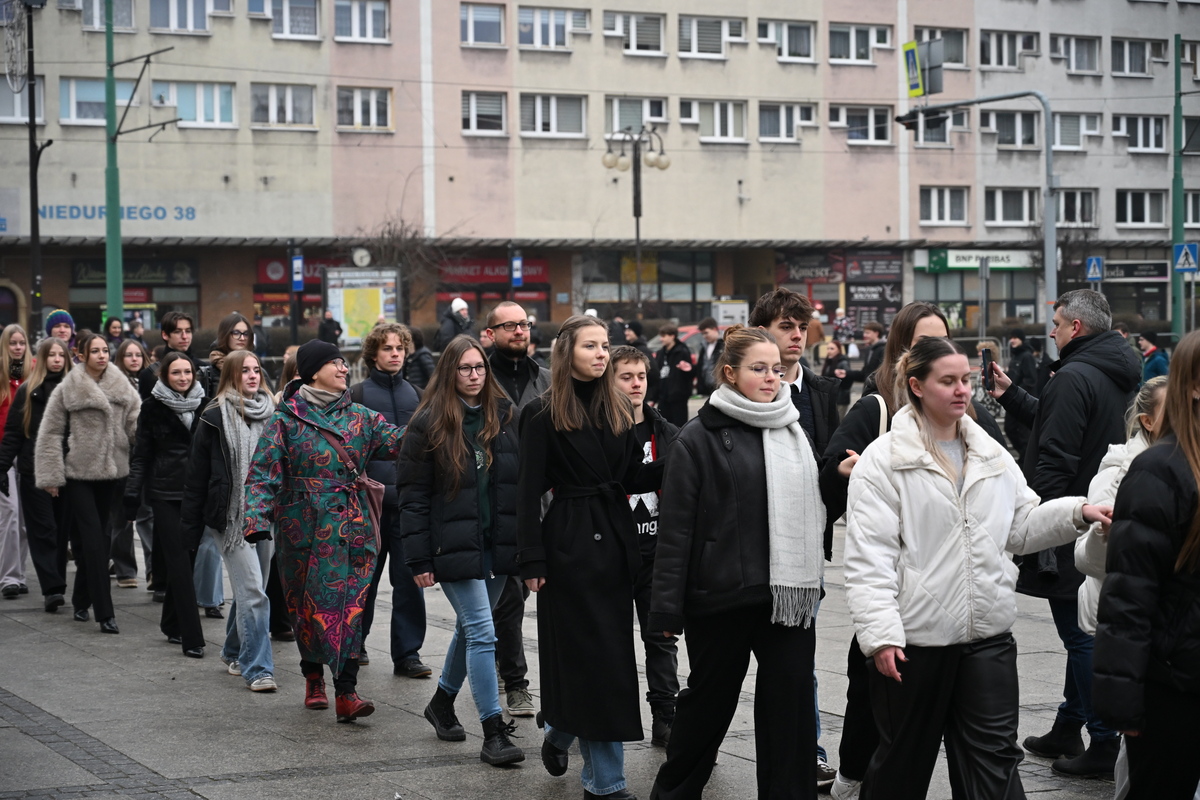 Maturzyści zatańczyli poloneza na rynku w Rudzie Śląskiej / fot. Marek Faber