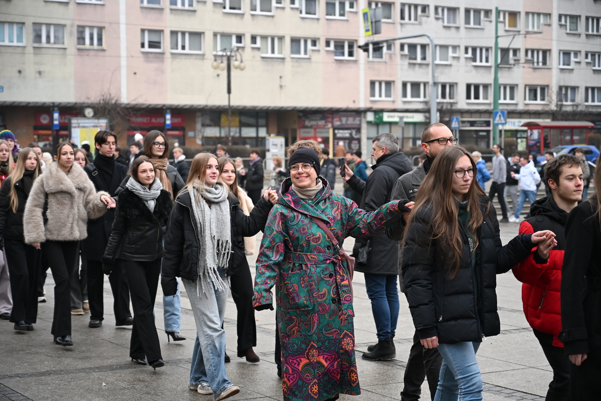 Maturzyści zatańczyli poloneza na rynku w Rudzie Śląskiej / fot. Marek Faber