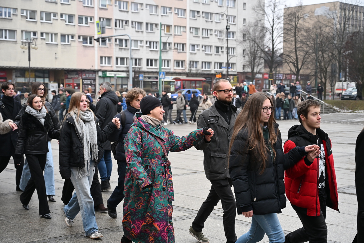 Maturzyści zatańczyli poloneza na rynku w Rudzie Śląskiej / fot. Marek Faber