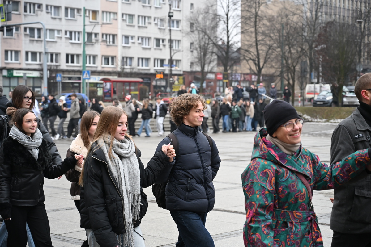 Maturzyści zatańczyli poloneza na rynku w Rudzie Śląskiej / fot. Marek Faber