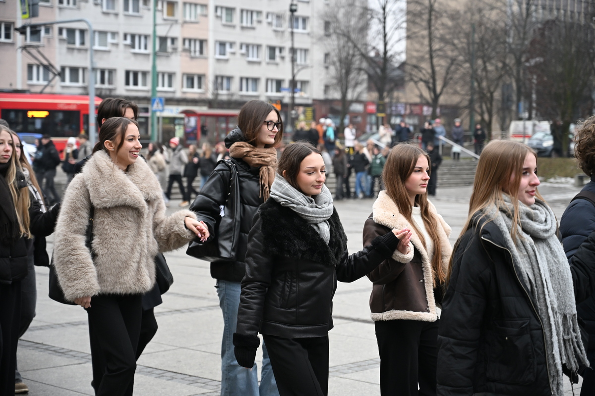 Maturzyści zatańczyli poloneza na rynku w Rudzie Śląskiej / fot. Marek Faber