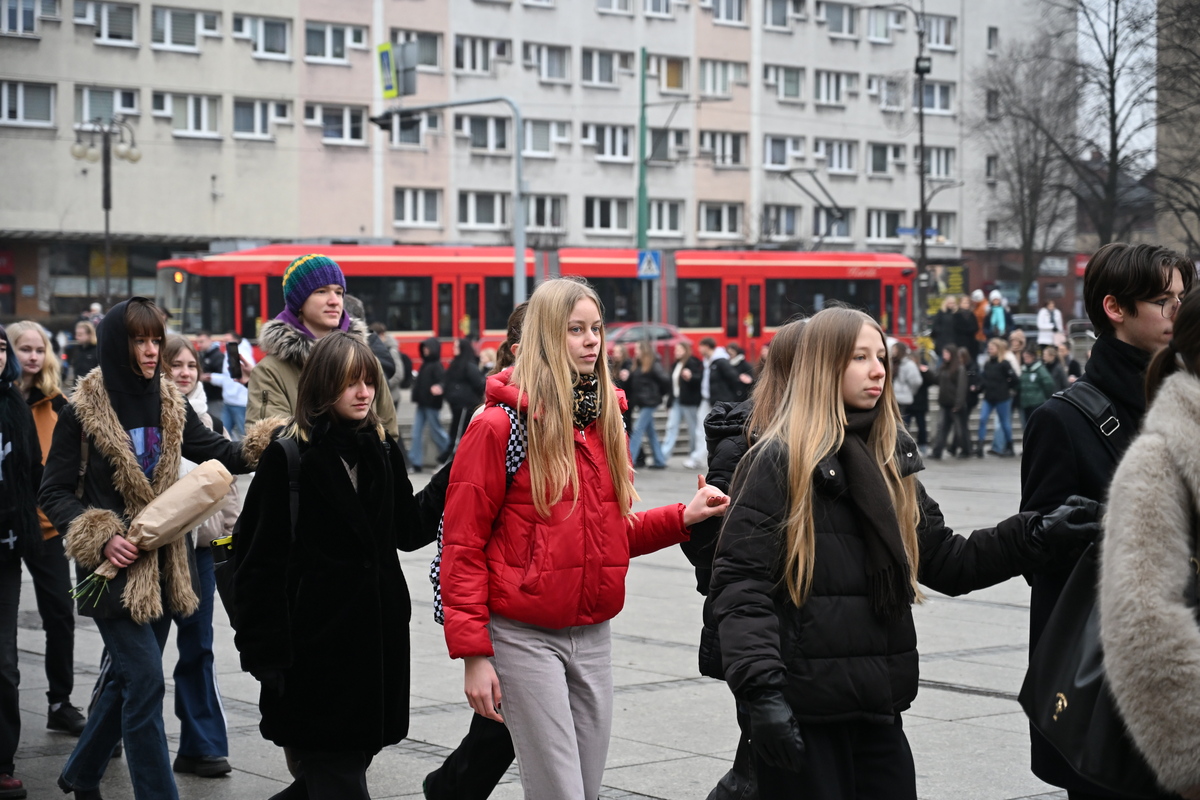Maturzyści zatańczyli poloneza na rynku w Rudzie Śląskiej / fot. Marek Faber
