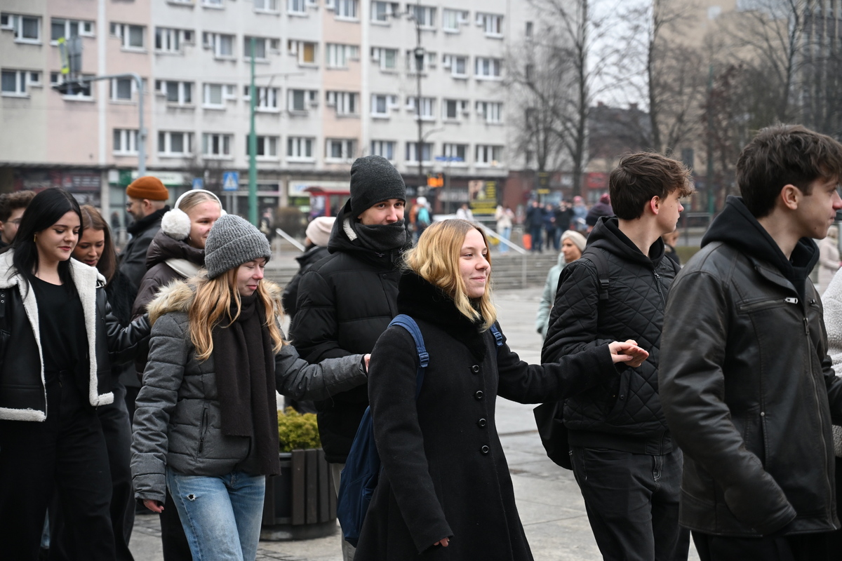 Maturzyści zatańczyli poloneza na rynku w Rudzie Śląskiej / fot. Marek Faber
