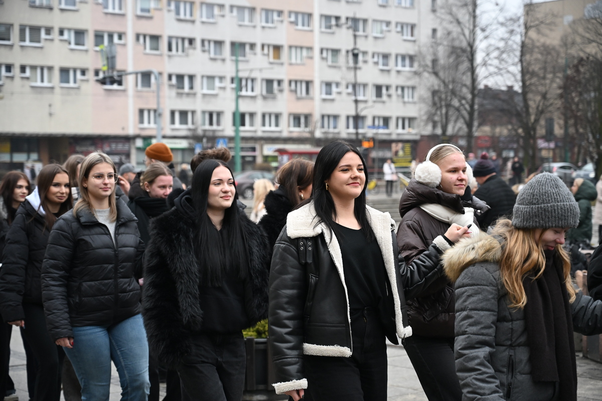 Maturzyści zatańczyli poloneza na rynku w Rudzie Śląskiej / fot. Marek Faber