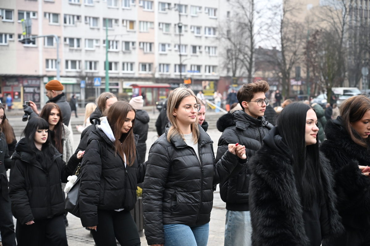 Maturzyści zatańczyli poloneza na rynku w Rudzie Śląskiej / fot. Marek Faber