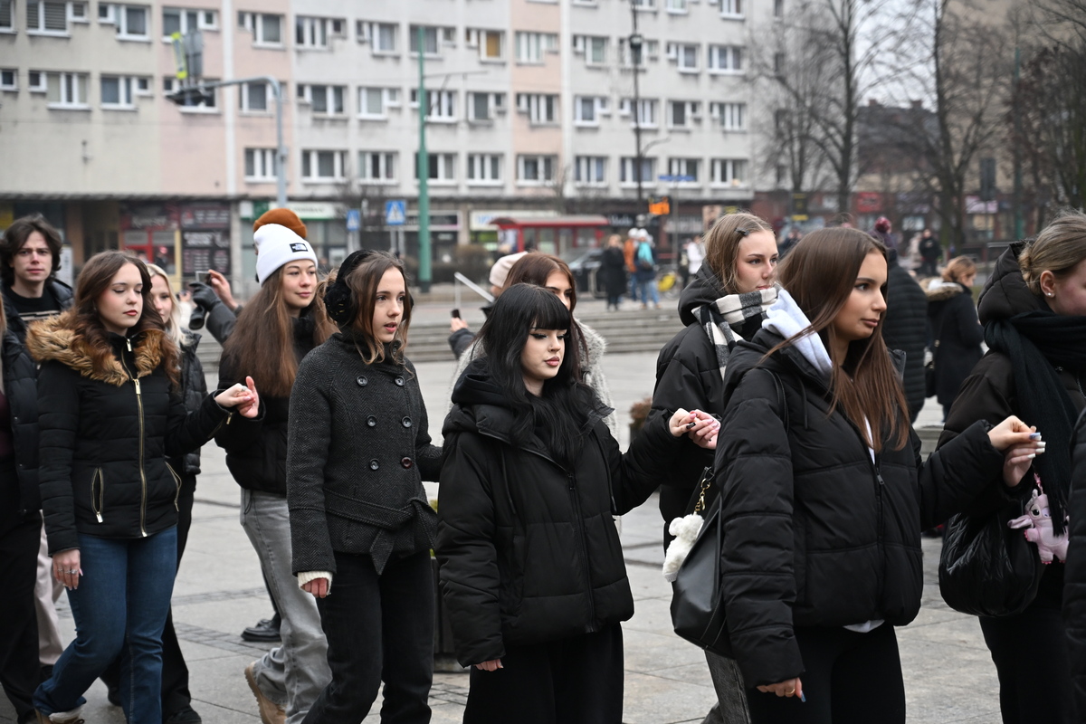 Maturzyści zatańczyli poloneza na rynku w Rudzie Śląskiej / fot. Marek Faber