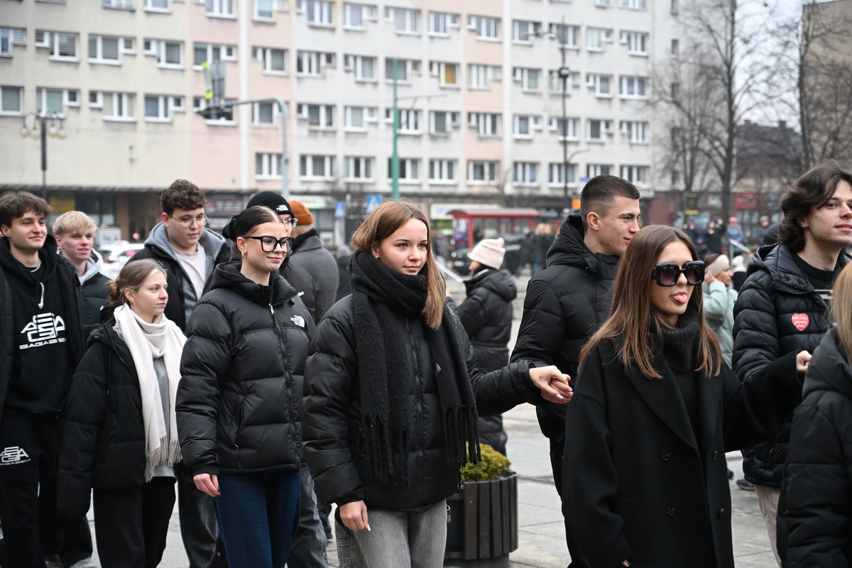 Maturzyści zatańczyli poloneza na rynku w Rudzie Śląskiej / fot. Marek Faber