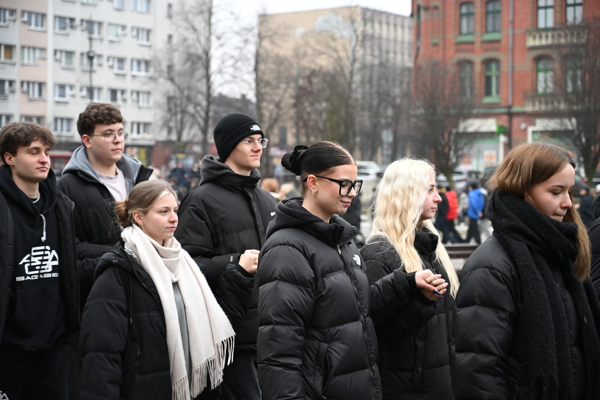 Maturzyści zatańczyli poloneza na rynku w Rudzie Śląskiej / fot. Marek Faber