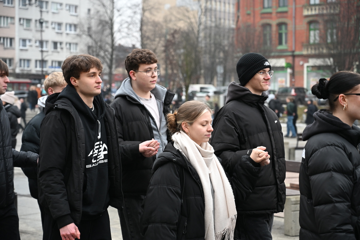 Maturzyści zatańczyli poloneza na rynku w Rudzie Śląskiej / fot. Marek Faber
