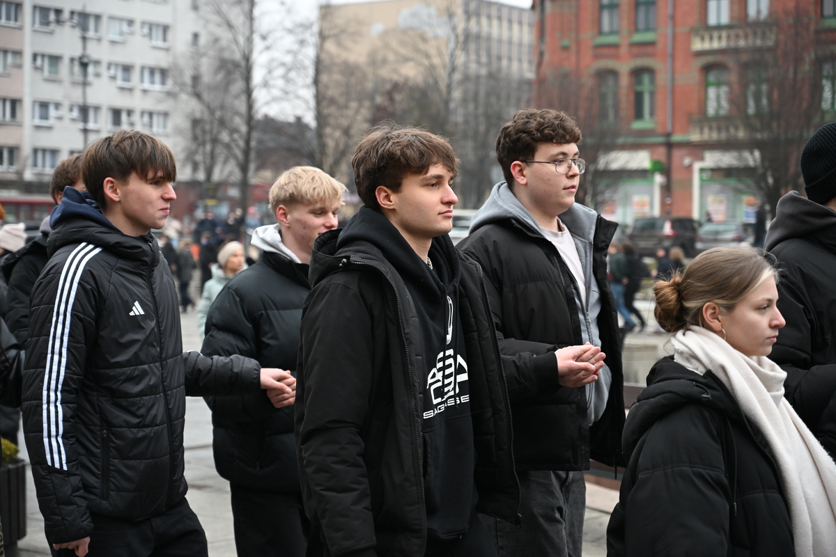 Maturzyści zatańczyli poloneza na rynku w Rudzie Śląskiej / fot. Marek Faber