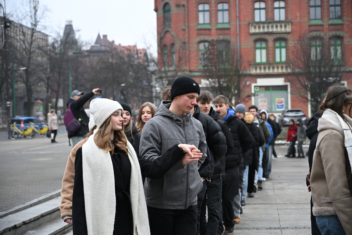 Maturzyści zatańczyli poloneza na rynku w Rudzie Śląskiej / fot. Marek Faber