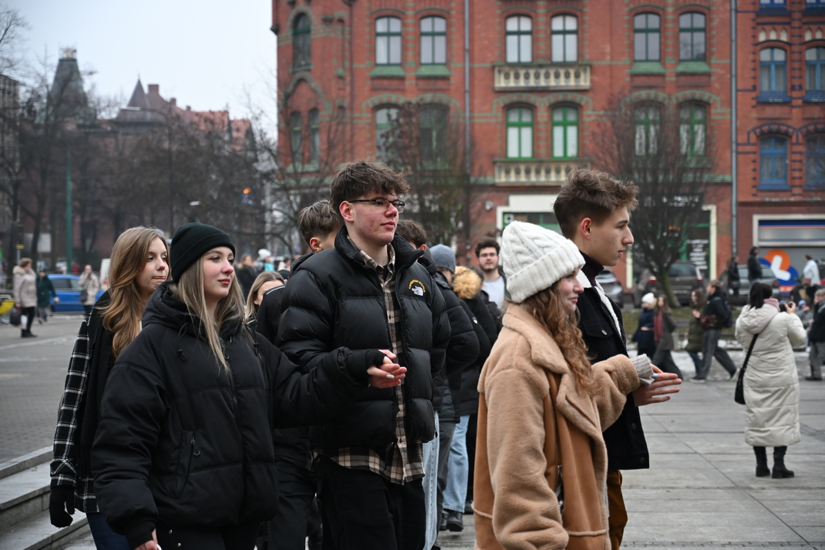 Maturzyści zatańczyli poloneza na rynku w Rudzie Śląskiej / fot. Marek Faber
