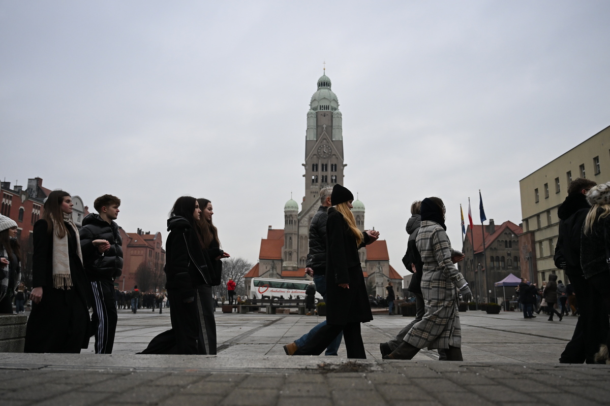 Maturzyści zatańczyli poloneza na rynku w Rudzie Śląskiej / fot. Marek Faber