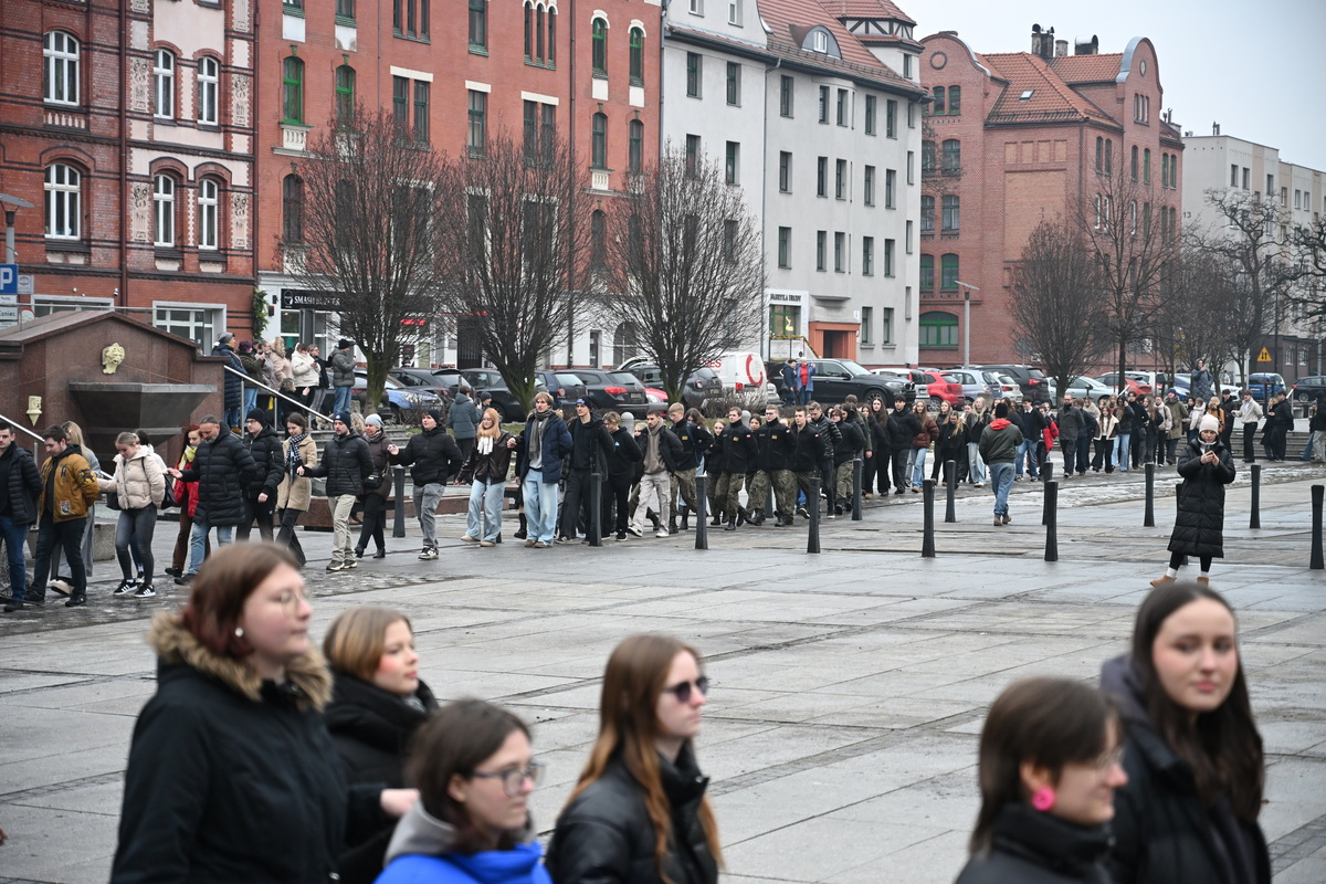 Maturzyści zatańczyli poloneza na rynku w Rudzie Śląskiej / fot. Marek Faber