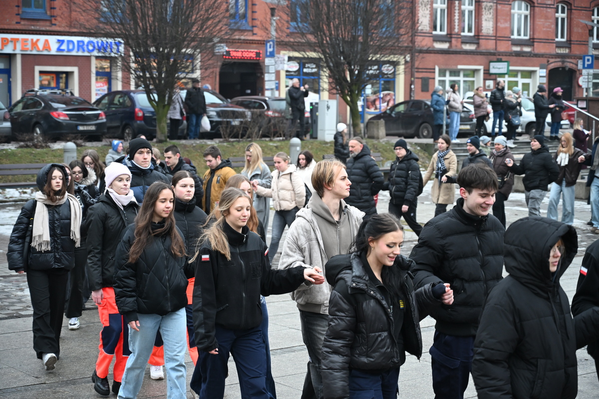 Maturzyści zatańczyli poloneza na rynku w Rudzie Śląskiej / fot. Marek Faber
