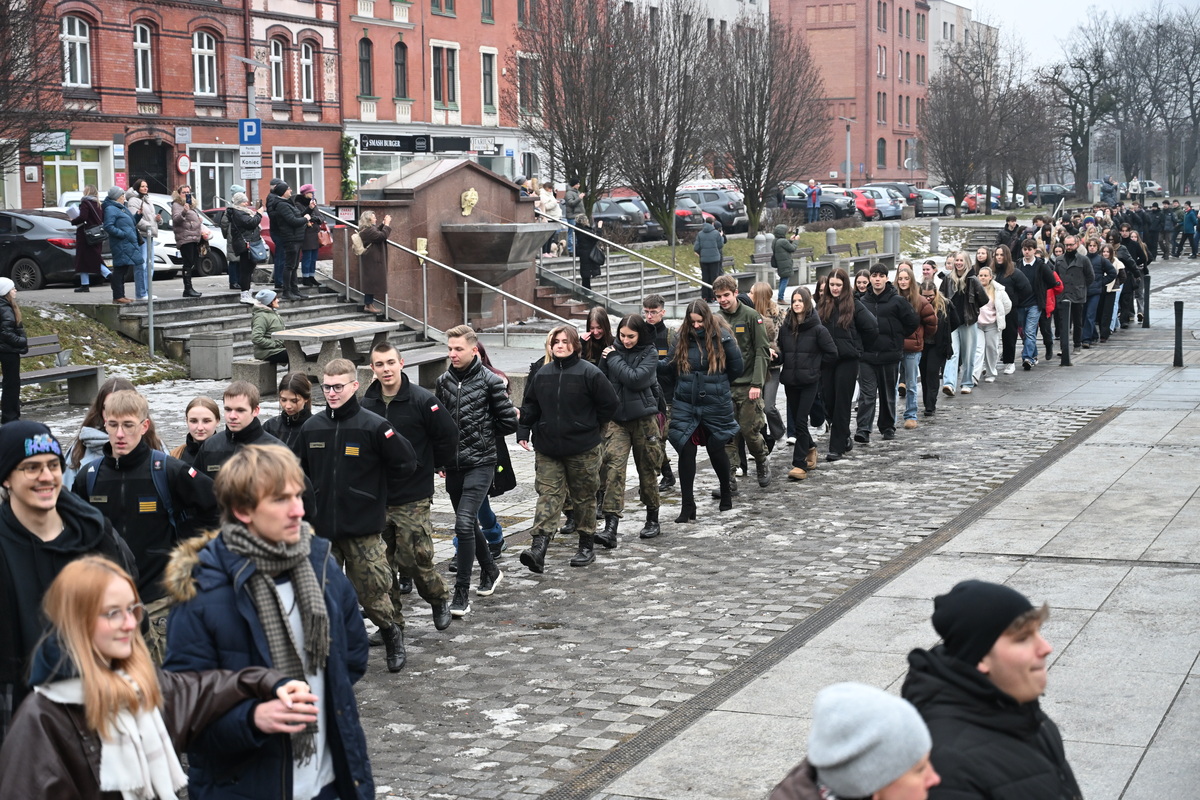 Maturzyści zatańczyli poloneza na rynku w Rudzie Śląskiej / fot. Marek Faber