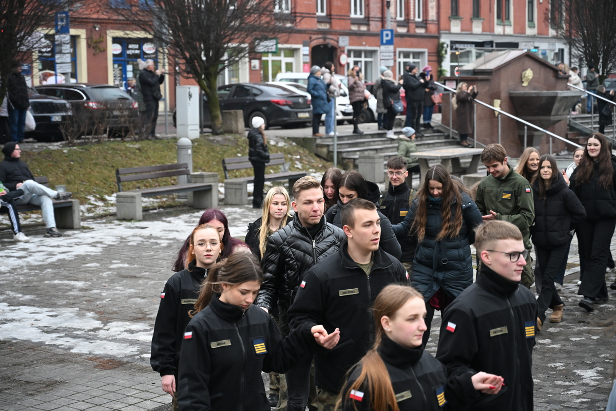 Maturzyści zatańczyli poloneza na rynku w Rudzie Śląskiej / fot. Marek Faber