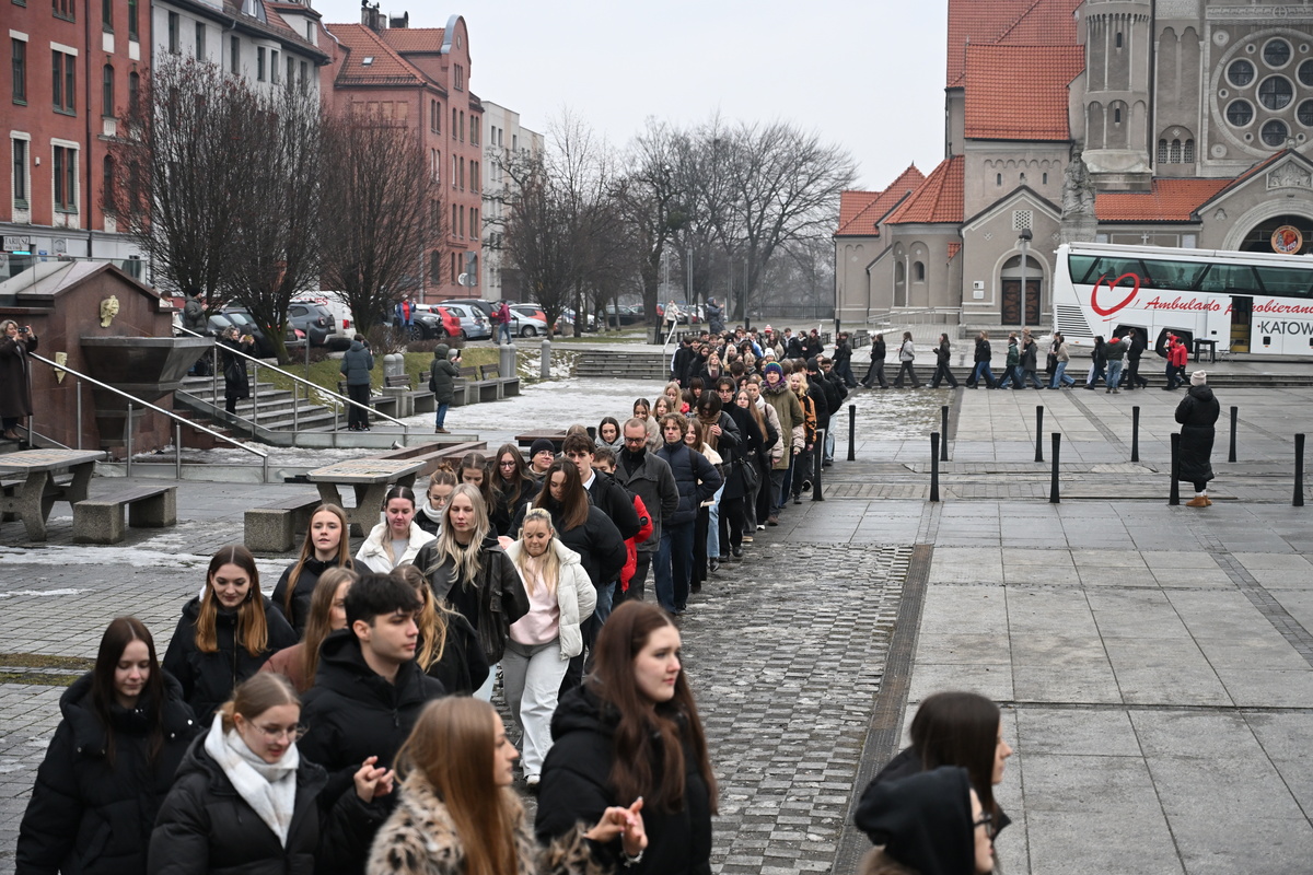Maturzyści zatańczyli poloneza na rynku w Rudzie Śląskiej / fot. Marek Faber
