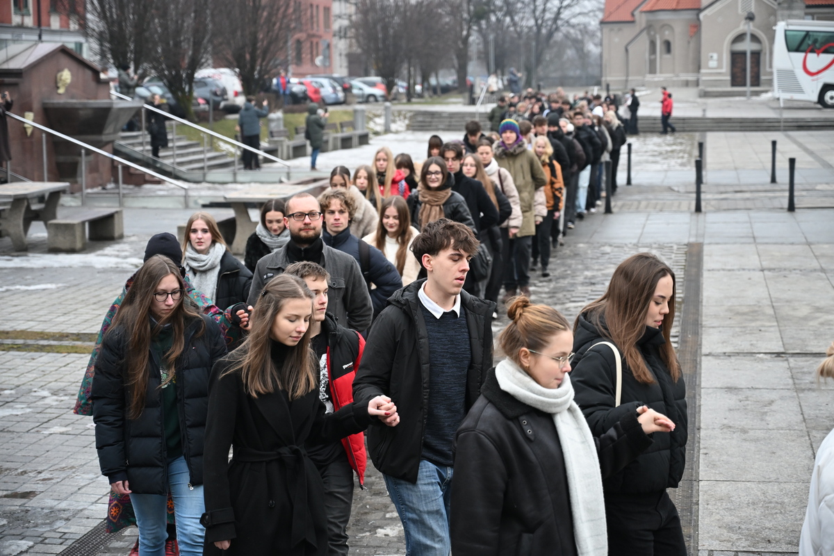 Maturzyści zatańczyli poloneza na rynku w Rudzie Śląskiej / fot. Marek Faber