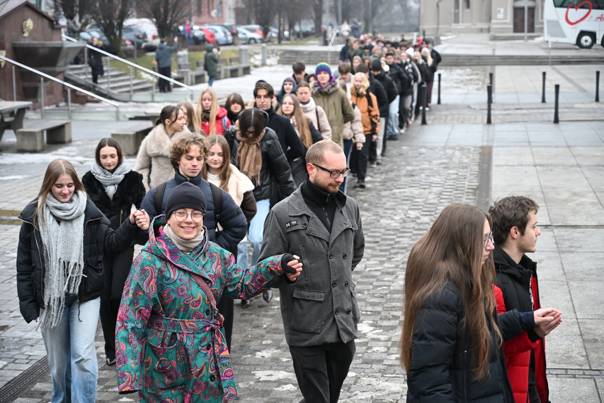 Maturzyści zatańczyli poloneza na rynku w Rudzie Śląskiej / fot. Marek Faber
