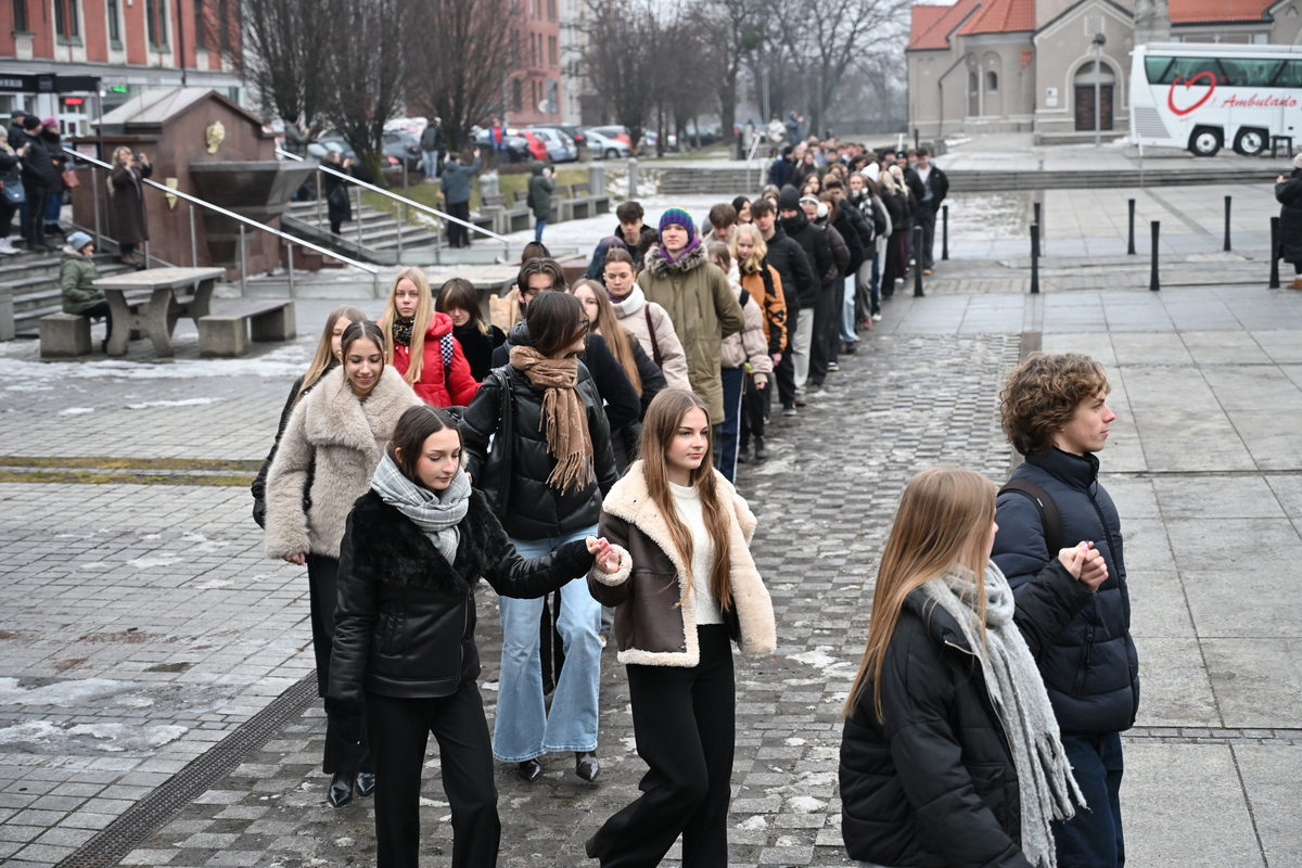 Maturzyści zatańczyli poloneza na rynku w Rudzie Śląskiej / fot. Marek Faber