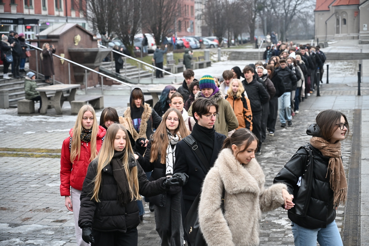 Maturzyści zatańczyli poloneza na rynku w Rudzie Śląskiej / fot. Marek Faber
