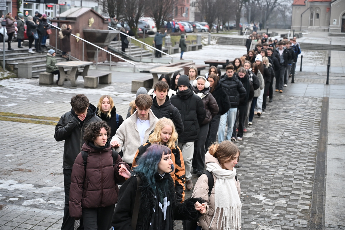 Maturzyści zatańczyli poloneza na rynku w Rudzie Śląskiej / fot. Marek Faber