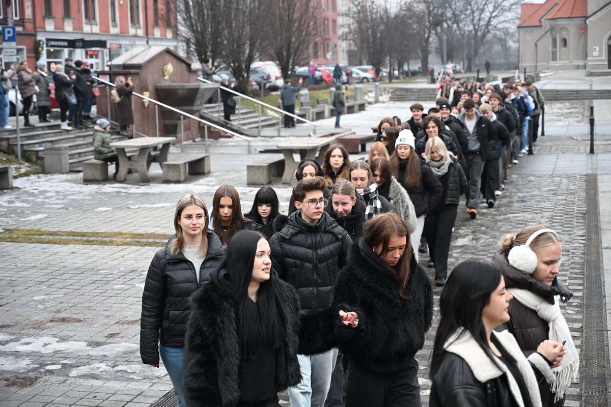 Maturzyści zatańczyli poloneza na rynku w Rudzie Śląskiej / fot. Marek Faber