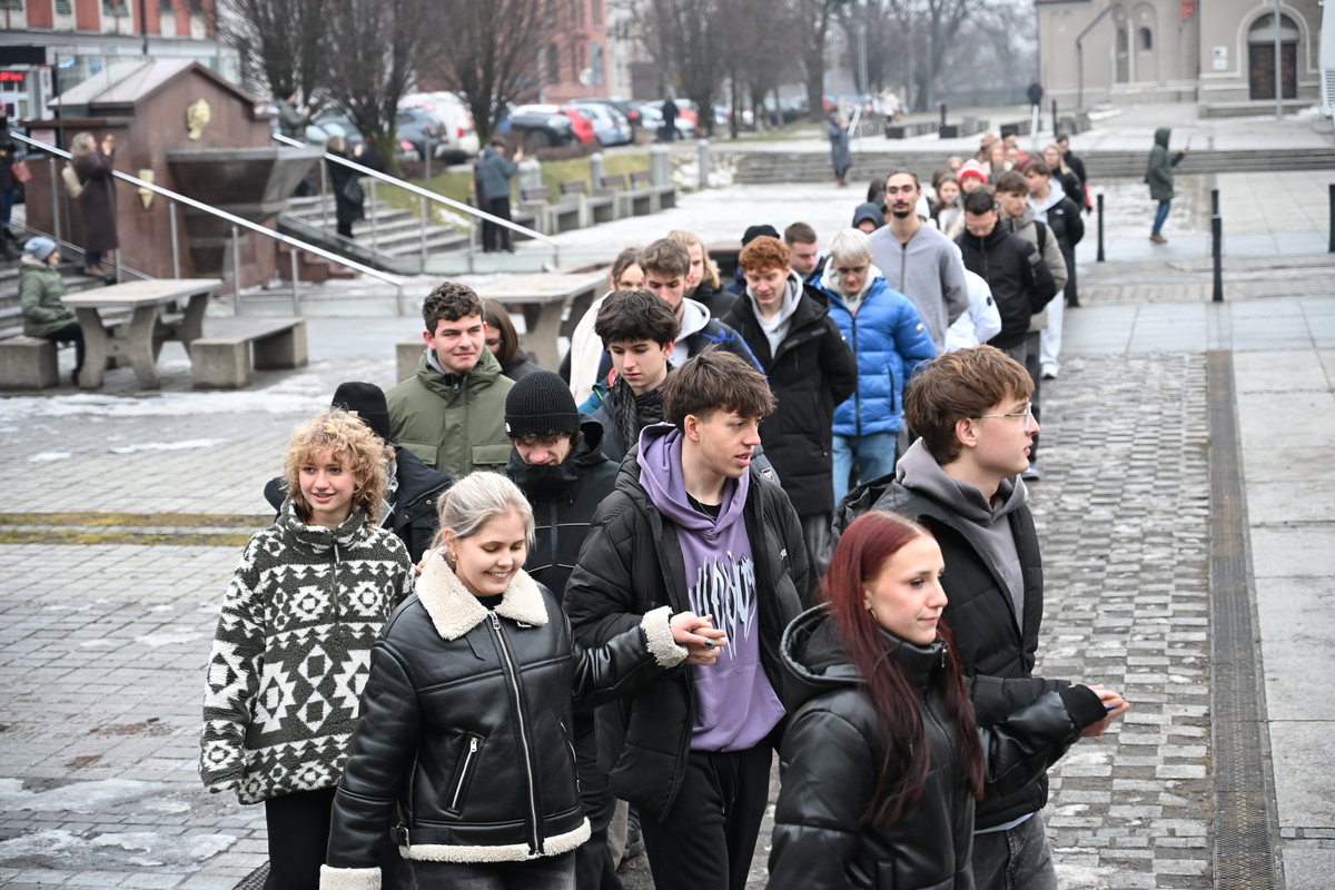 Maturzyści zatańczyli poloneza na rynku w Rudzie Śląskiej / fot. Marek Faber
