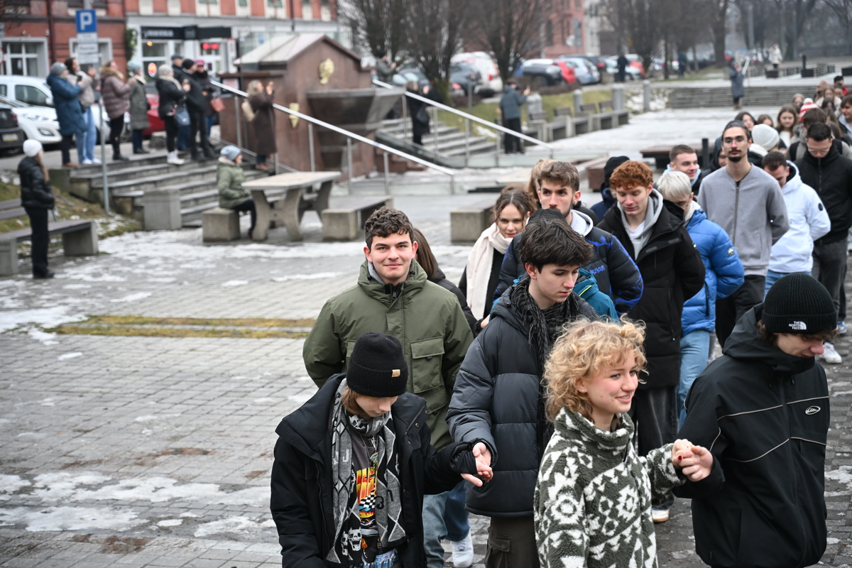 Maturzyści zatańczyli poloneza na rynku w Rudzie Śląskiej / fot. Marek Faber