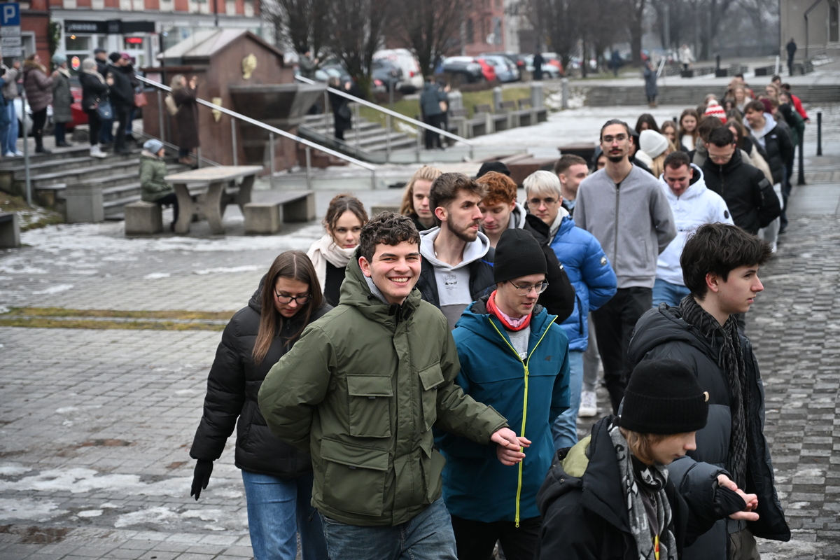 Maturzyści zatańczyli poloneza na rynku w Rudzie Śląskiej / fot. Marek Faber