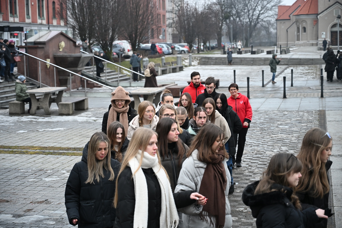 Maturzyści zatańczyli poloneza na rynku w Rudzie Śląskiej / fot. Marek Faber