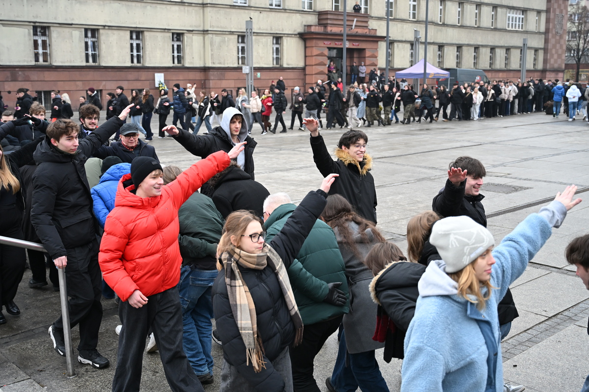 Maturzyści zatańczyli poloneza na rynku w Rudzie Śląskiej / fot. Marek Faber