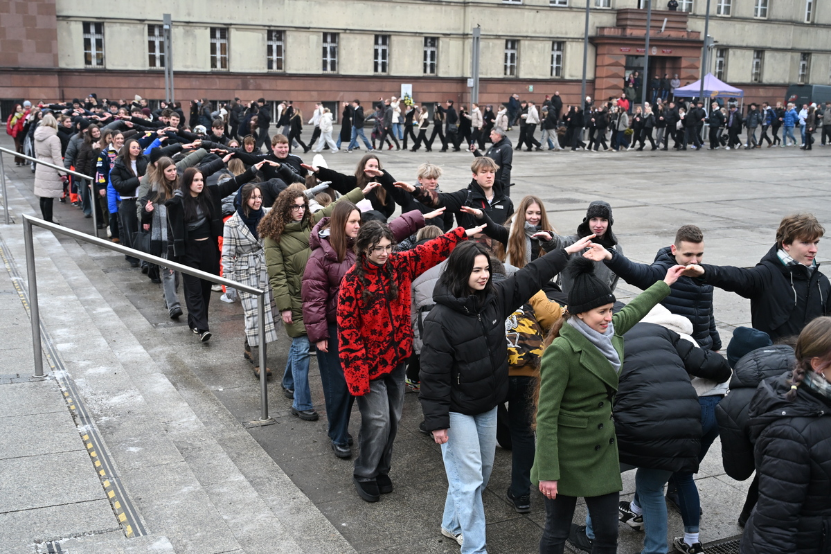 Maturzyści zatańczyli poloneza na rynku w Rudzie Śląskiej / fot. Marek Faber