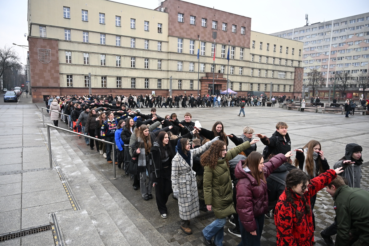 Maturzyści zatańczyli poloneza na rynku w Rudzie Śląskiej / fot. Marek Faber