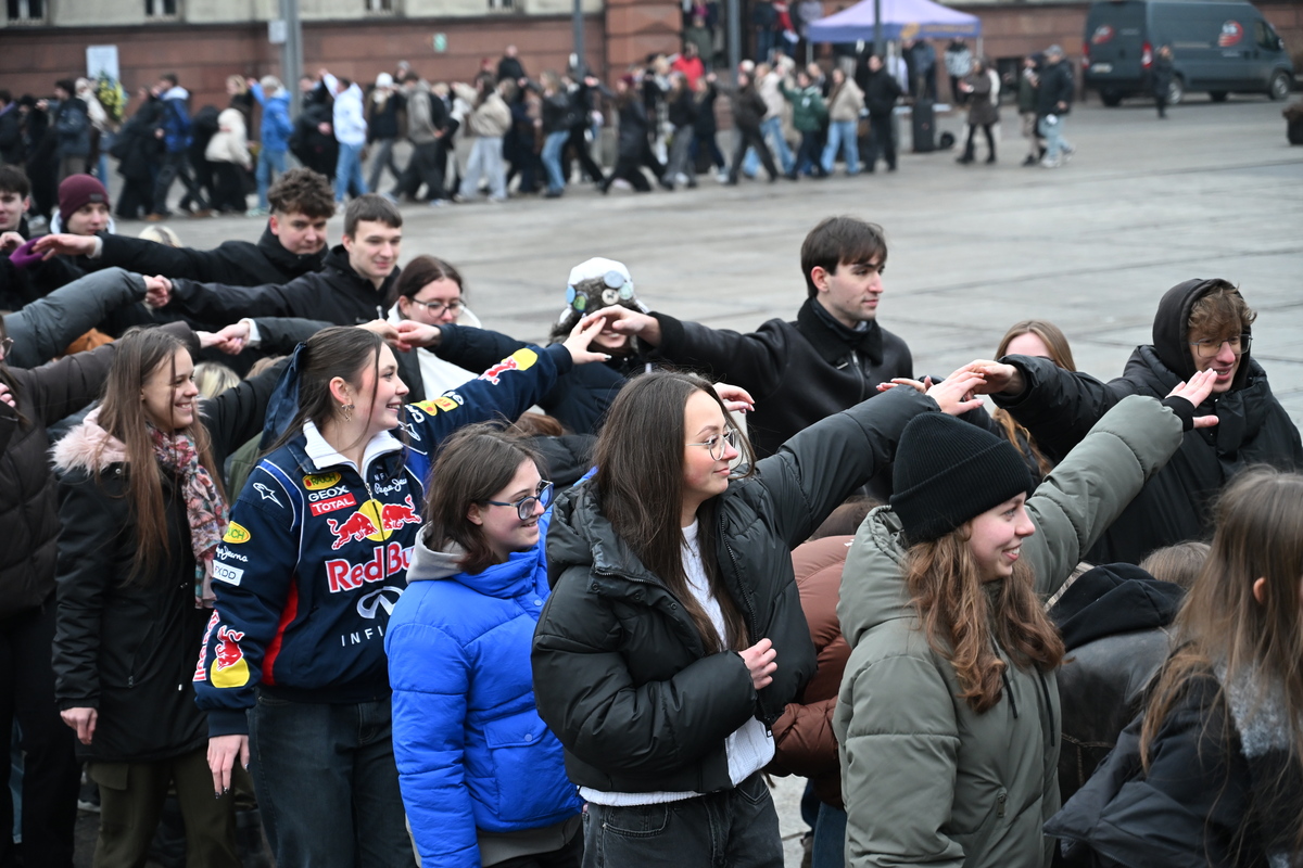 Maturzyści zatańczyli poloneza na rynku w Rudzie Śląskiej / fot. Marek Faber