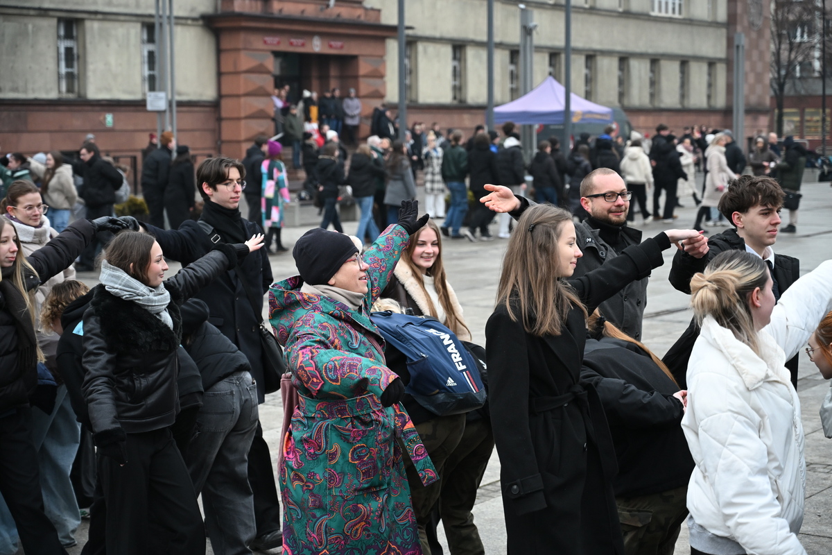 Maturzyści zatańczyli poloneza na rynku w Rudzie Śląskiej / fot. Marek Faber
