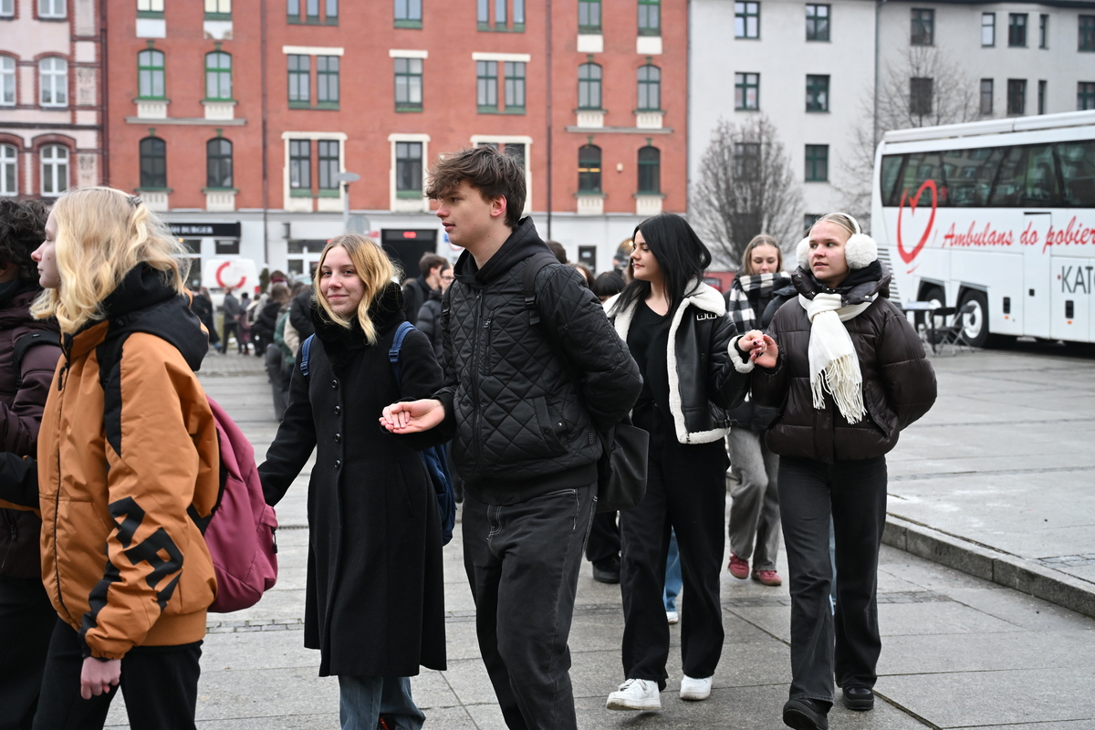 Maturzyści zatańczyli poloneza na rynku w Rudzie Śląskiej / fot. Marek Faber