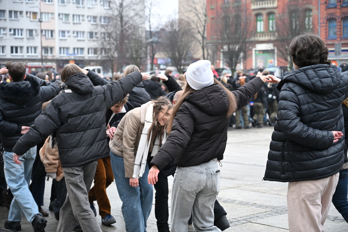 Maturzyści zatańczyli poloneza na rynku w Rudzie Śląskiej / fot. Marek Faber