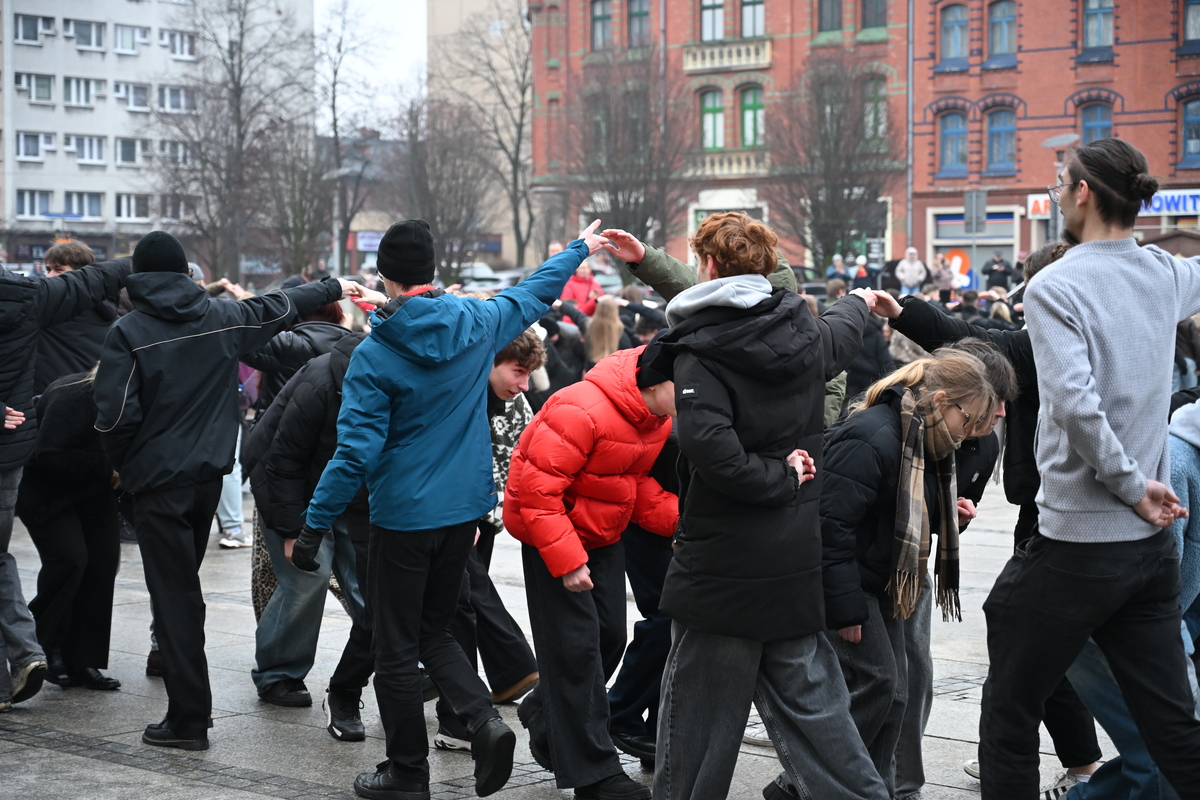 Maturzyści zatańczyli poloneza na rynku w Rudzie Śląskiej / fot. Marek Faber