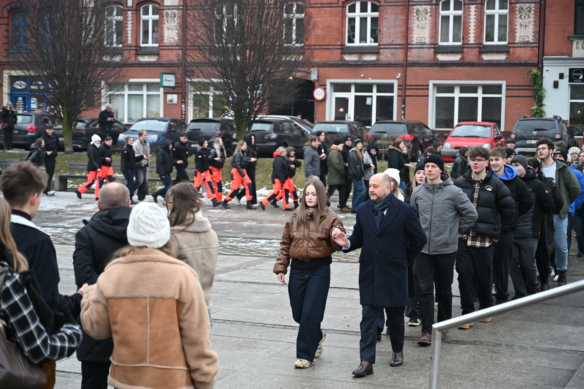 Maturzyści zatańczyli poloneza na rynku w Rudzie Śląskiej / fot. Marek Faber