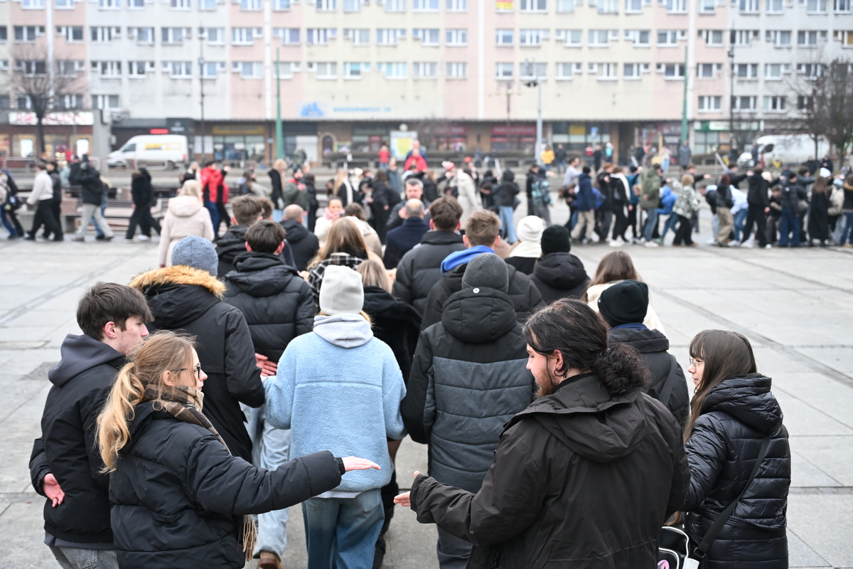 Maturzyści zatańczyli poloneza na rynku w Rudzie Śląskiej / fot. Marek Faber