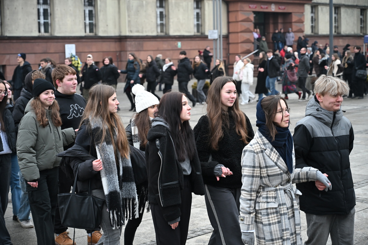 Maturzyści zatańczyli poloneza na rynku w Rudzie Śląskiej / fot. Marek Faber