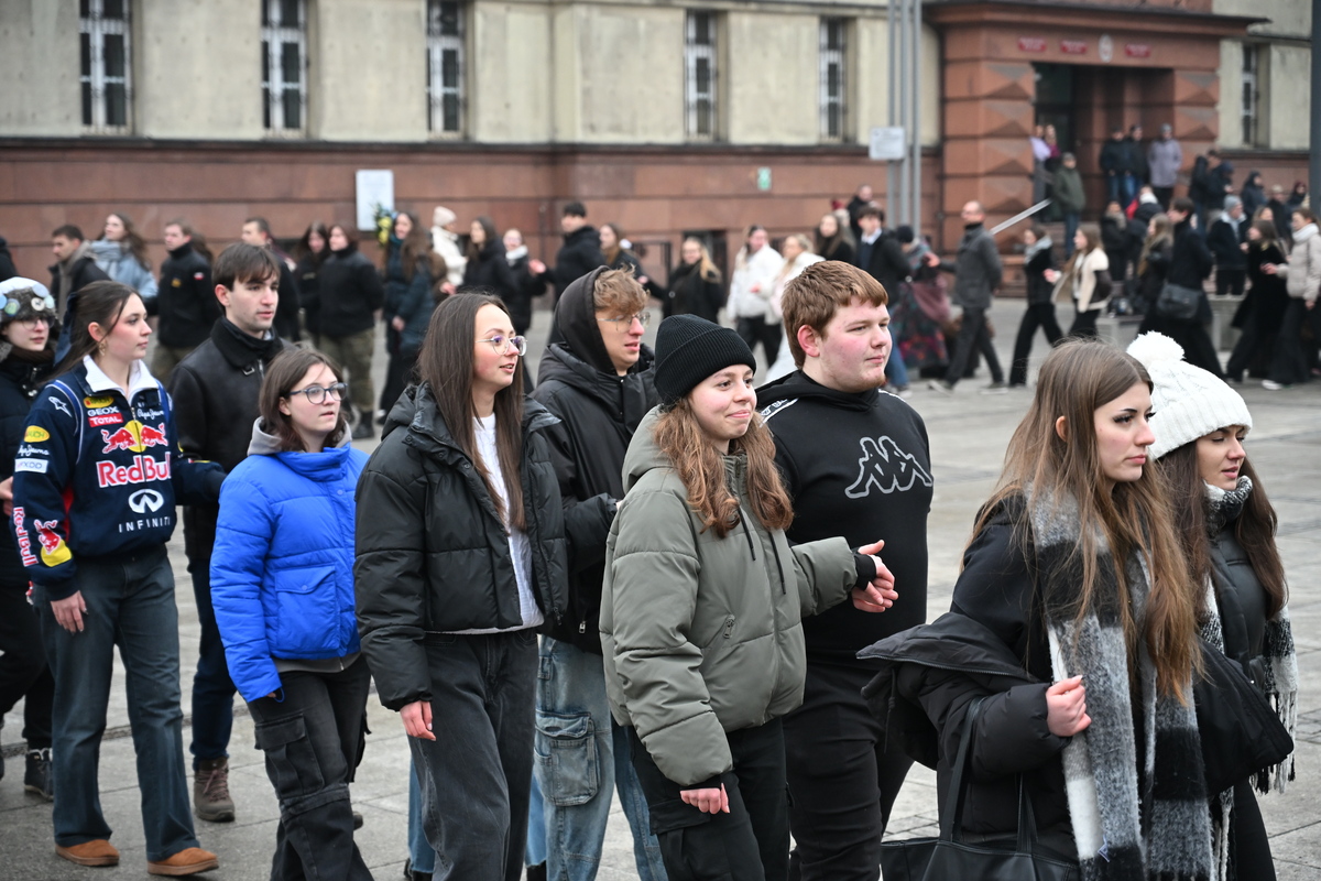 Maturzyści zatańczyli poloneza na rynku w Rudzie Śląskiej / fot. Marek Faber