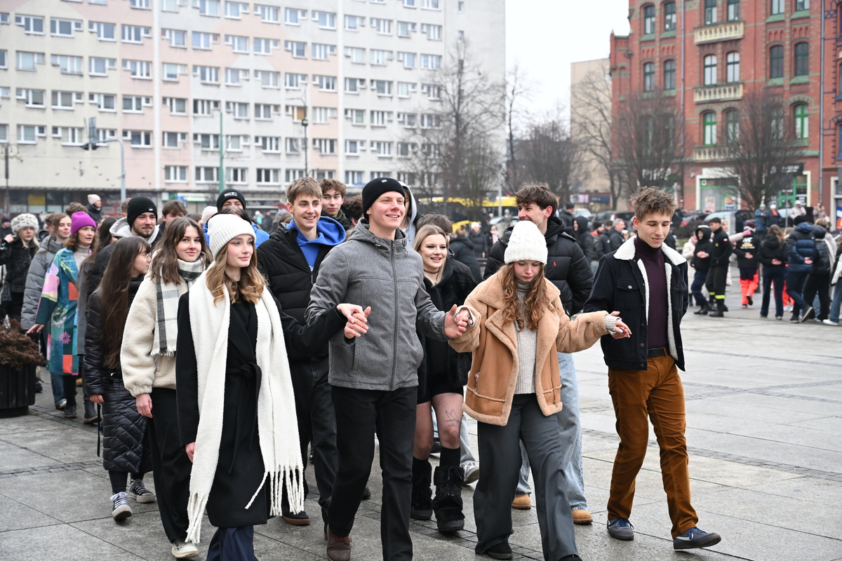 Maturzyści zatańczyli poloneza na rynku w Rudzie Śląskiej / fot. Marek Faber