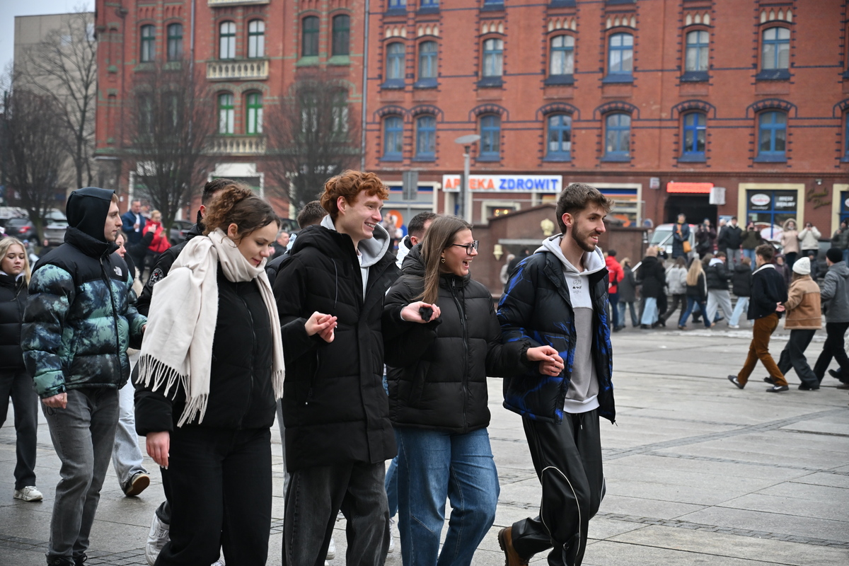 Maturzyści zatańczyli poloneza na rynku w Rudzie Śląskiej / fot. Marek Faber