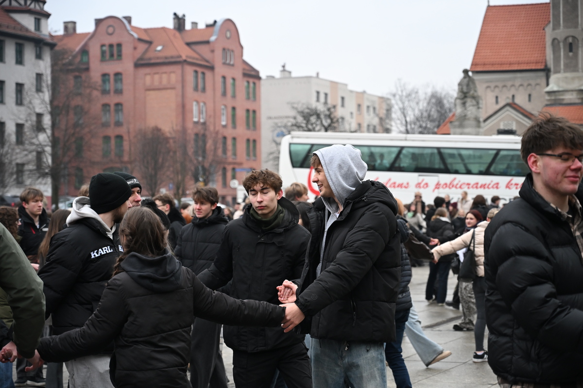 Maturzyści zatańczyli poloneza na rynku w Rudzie Śląskiej / fot. Marek Faber